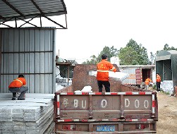 助力(li)城(cheng)市(shi)環境變得更優(you)美整潔 深圳工(gong)地圍擋不僅好看還實用(yong)